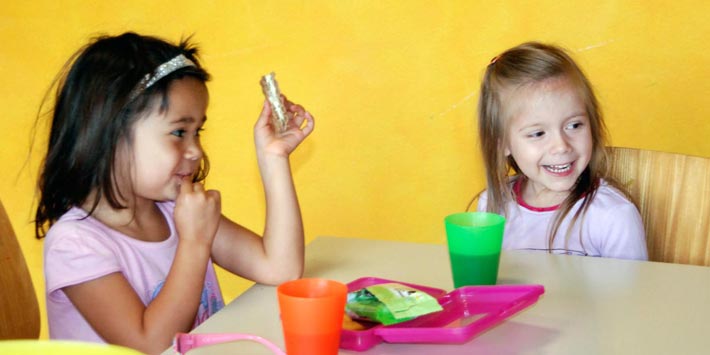 Spielgruppe Pandabär Dietlikon: Kinder beim Znüni essen