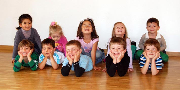 Spielgruppe Pandabär Dietlikon: Kinder beim Spielen und Lachen